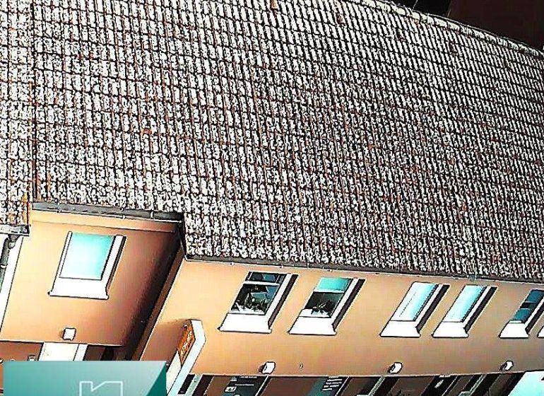 Családi ház a Sencben, a Mäsiarska utcában, hagyományos tetővel és ablakokkal.
