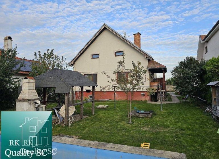 Családi ház Turócon gyepesített udvarral, kerti pavilonnal és kerti kandallóval.