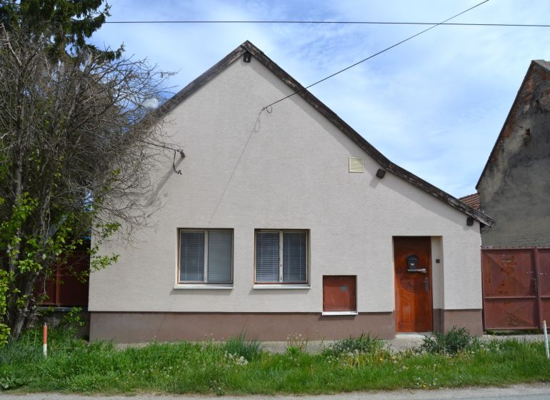 Családi ház Felsőszelibán egyszerű homlokzattal és előkerttel.