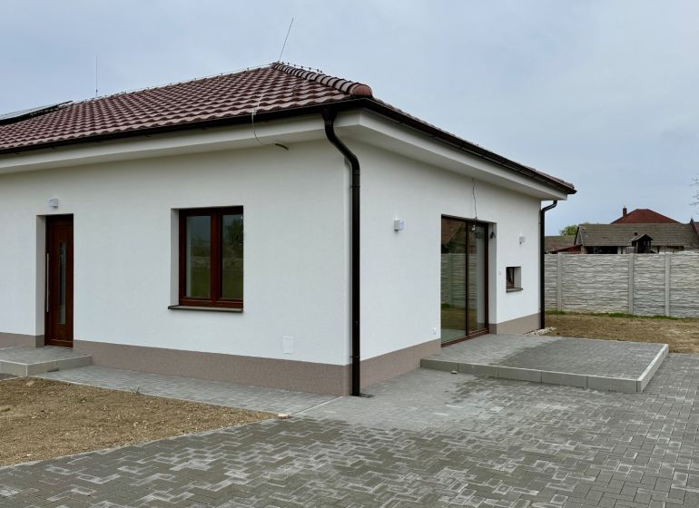 Családi ház a Fő utcán Vlčanban, fa dekoros padlóval és terasszal.