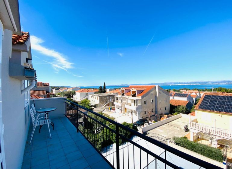Brač rekreációs apartmanja gyönyörű kilátást nyújt a tengerre és a házak tetejére.