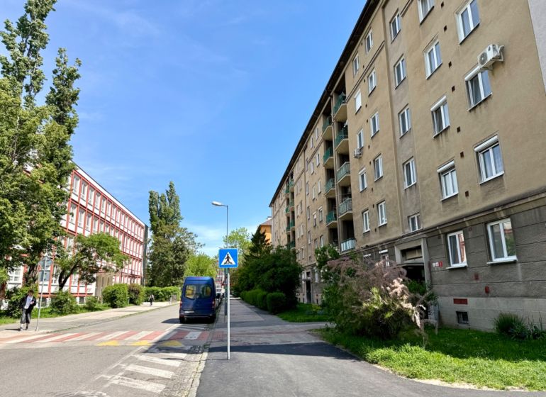 Jelačičova utca Pozsonyban - Ružinov, lakóházakkal és zöldterülettel.