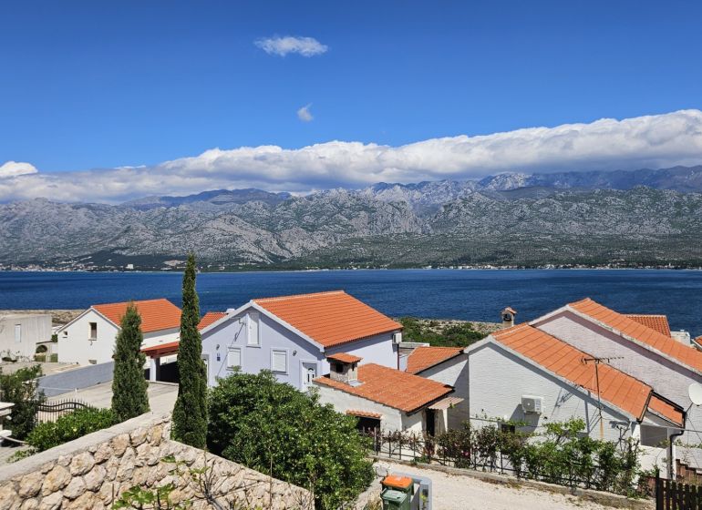 Családi házak Vinjeracban, kilátással a tengerre és hegyi panorámákra.