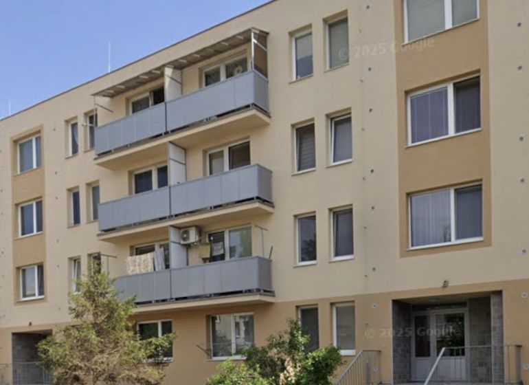 Lakóház Galántán, lehetséges 1 szobás lakás erkélyekkel, panel szerkezet.