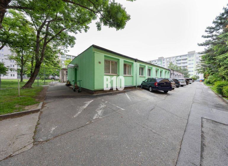Zöld épület és parkoló a pozsonyi Ružinov-Ostredky irodaterületén.