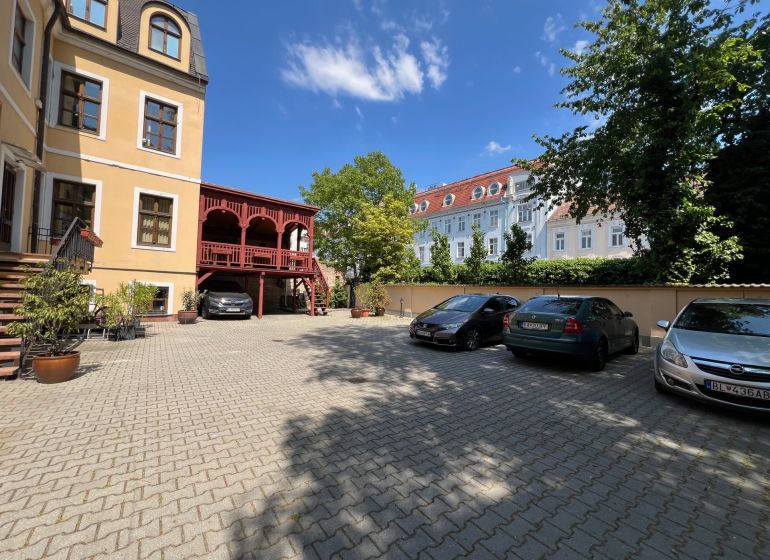 Irodák melletti parkoló a Pozsony-Óvárosban, a Grössling utcában, autókkal.