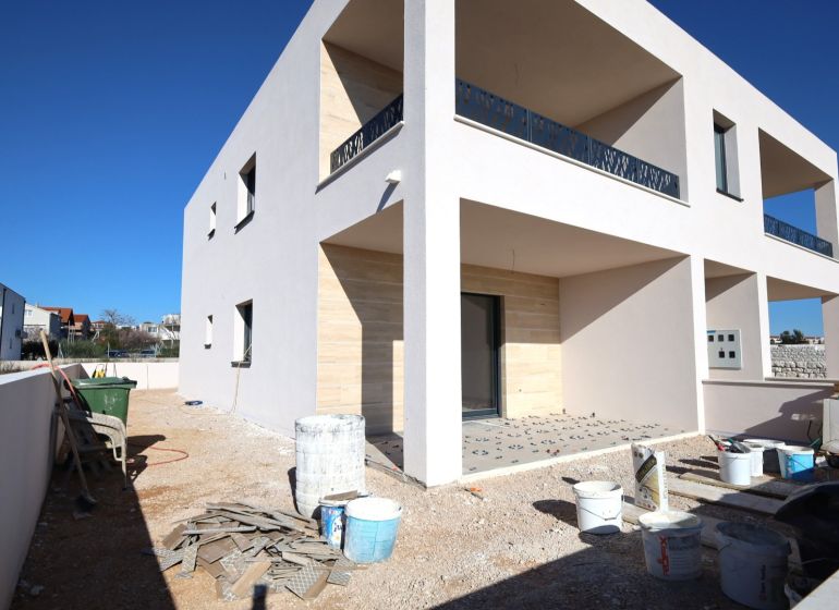 Nyaraló apartman építése Vodicében a befejező munkálatok során.