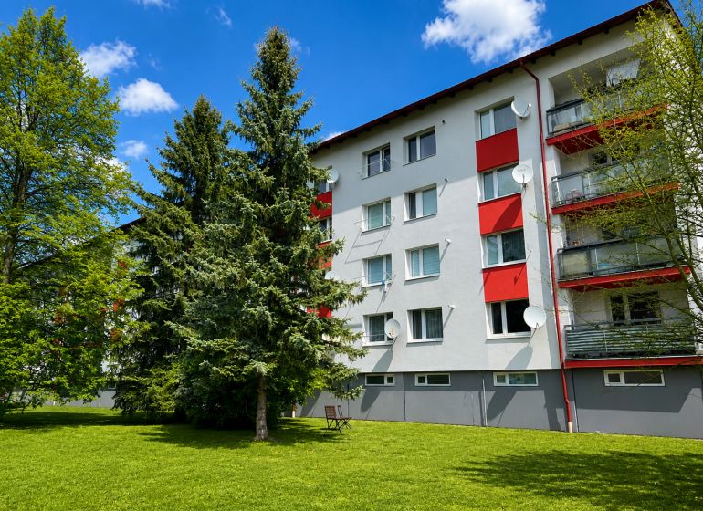 Lakóépület fákkal körülvéve a Za Nožiarňou utcában, Slovenská Ľupča városában.