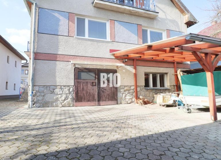 Családi ház Turanban, szilárd burkolatú bejáróval és autóbeállóval.