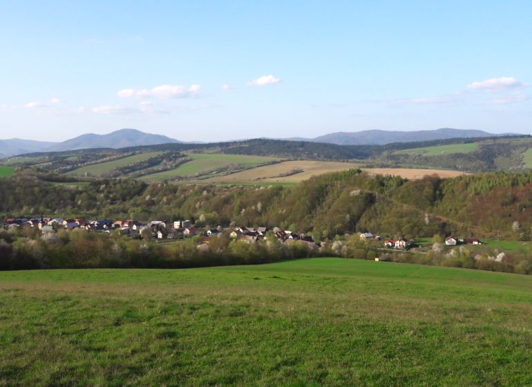Kilátás Bogliarka mezőgazdasági és erdős területeire dombos horizonttal és falusi környezettel.