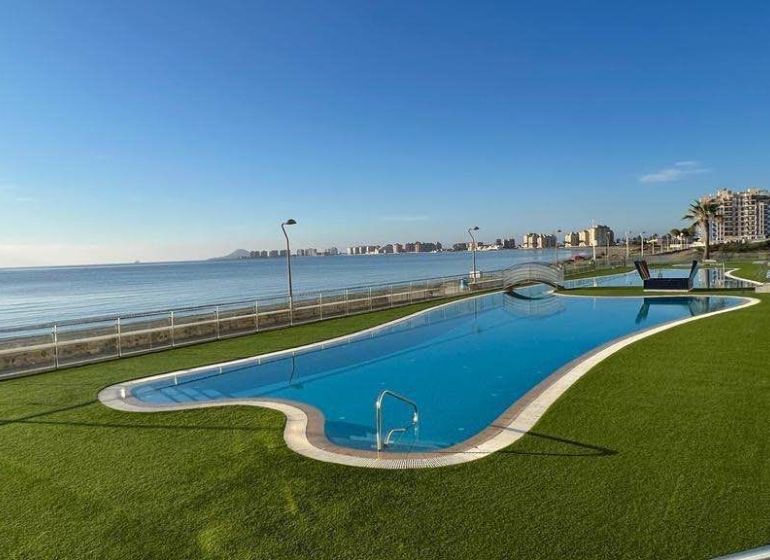 Tengerparti medencés nyaraló apartman La Manga del Mar Menorban, Spanyolországban.