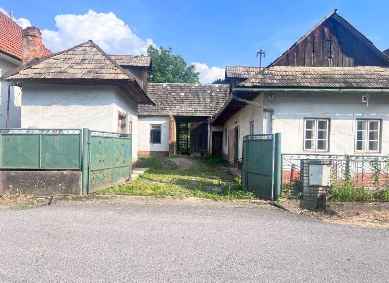 Családi ház Brehochban, Újbánya, Zsarnóca járás, fémkapuval és zsindelytetővel.