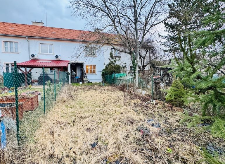 A Rudolfa Jašíka utcai ház kertje Partizánskéban, alkalmas egy 3 szobás lakáshoz.