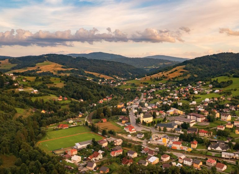 Skalité falu panorámája mezőgazdasági és erdőterületekkel a festői természetben.