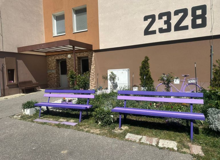 Padok a Pavla Országha Hviezdoslava lakóház előtt Topoľčanyban.