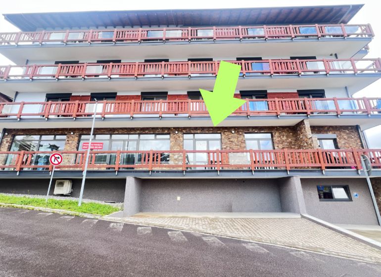 Erkélyes és kőhomlokzatos épület, üzlethelyiségek Donovalyban, Besztercebánya járás.