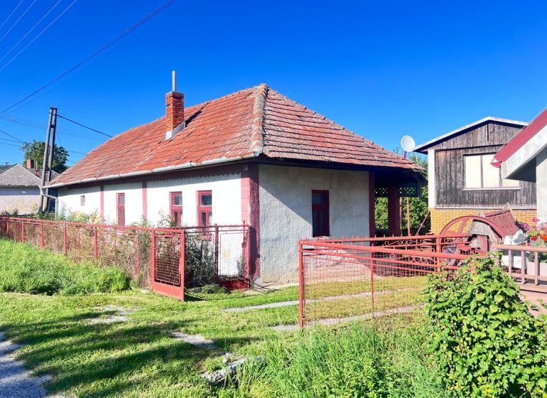 Családi ház Zsérén, Nyitra járásban, piros tetővel és kerítéssel.