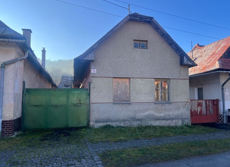 A Hrnčiarska utcai családi ház Ľubietovában, Besztercebánya kerületében, tetőfelújításra szorul.