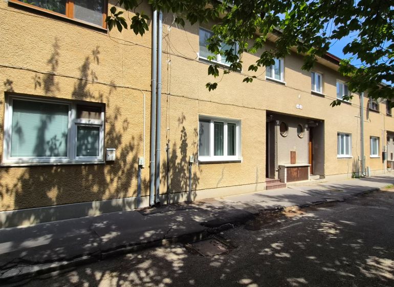 J. Emanuela utcai társasház Vrbové városában, amely 2 szobás lakásokat kínál.