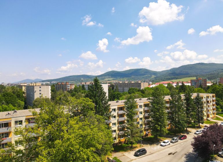 Kilátás a lakóépületekre, amelyeket zöldterület vesz körül az Újdubnica-i Trenčianska utcában.