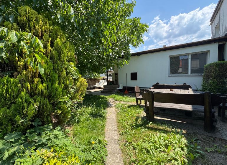 Családi ház kertje Pozsonyban - Ružinovban, a Senná utcában, fa ülőgarnitúrával.