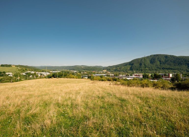 Táj rétekkel és dombokkal a Partizánska úton Besztercebányán, alkalmas telkekre - lakóhely.