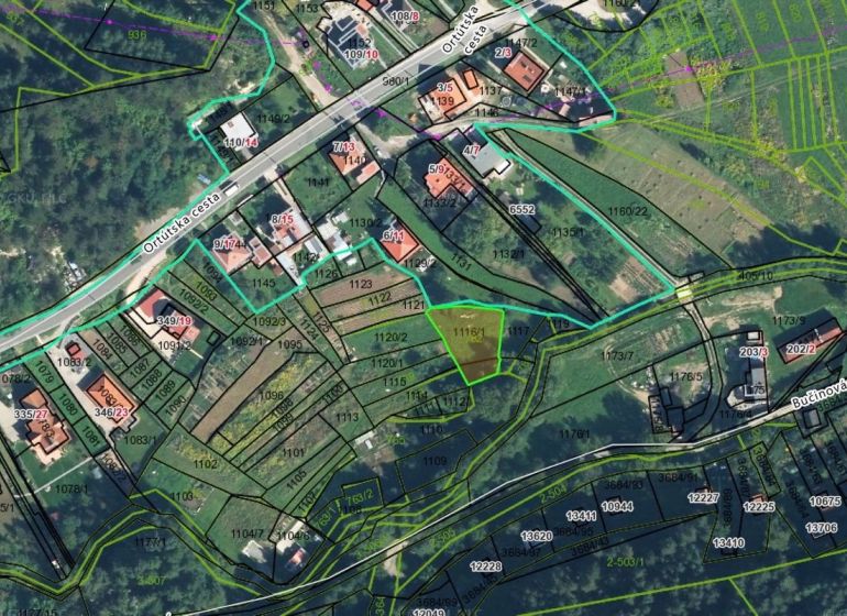 Kataszteri térkép a Záhrady, Malachov területén kijelölt parcellákkal és utakkal.