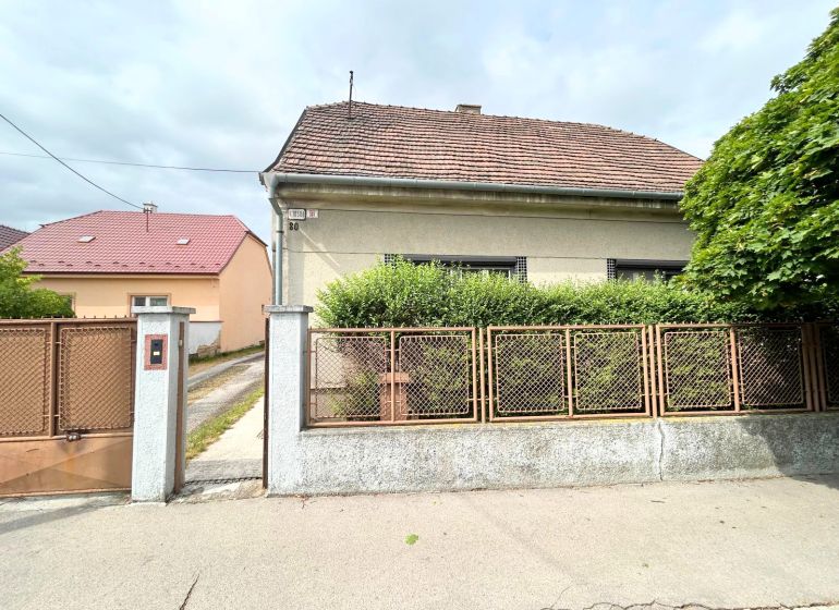 Családi ház a Pozsonyi Krajinská utcában - Pozsonyi Biskupicén kerítéssel és előkerttel.