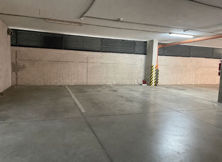 Betongarázs világítással és kamerával Pozsonyban - Petržalka városrészben, a Betliarska utcában.