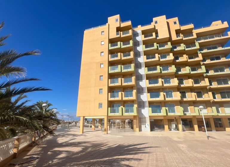 Nyaraló apartman La Manga del Mar Menorban pálmafákkal és derült éggel.