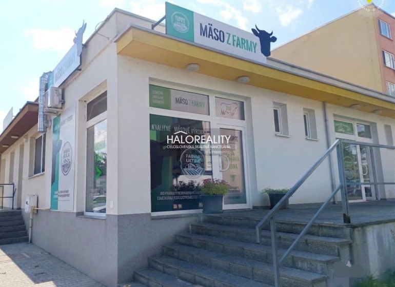 Üzlethelyiség Zsarnóban farmi hús reklámokkal és bejárati lépcsővel.