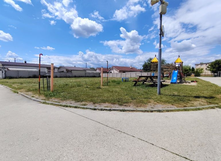 Játszótér mászókákkal és csúszdával Kostolištében a Za bytovkou utcában, Telkek - lakóövezet.