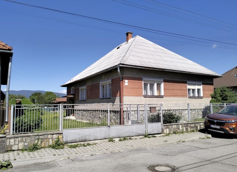 Családi ház a Štúrova utcában, Sučanyban, nagy udvarral és egy autóval elöl.