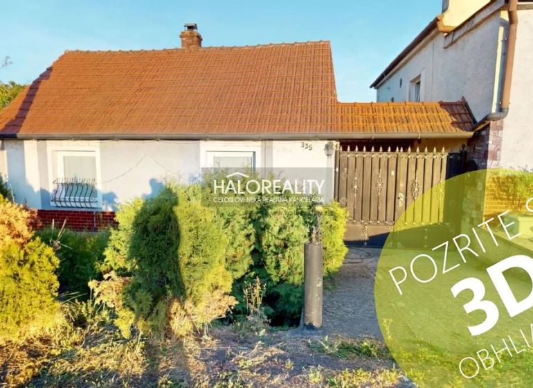 Családi ház Szenicen előkerttel és barna tetővel, 3D-s megtekintést kínál.