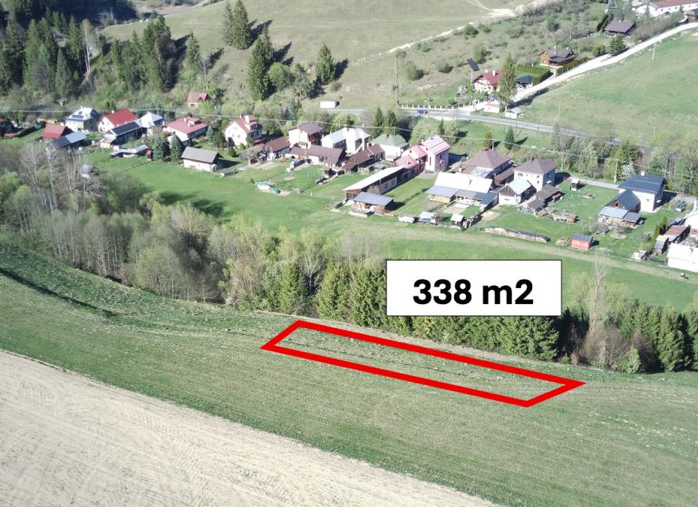 Légi felvétel mezőgazdasági és erdőterületekről Feketebalogon, megjelölt területtel.