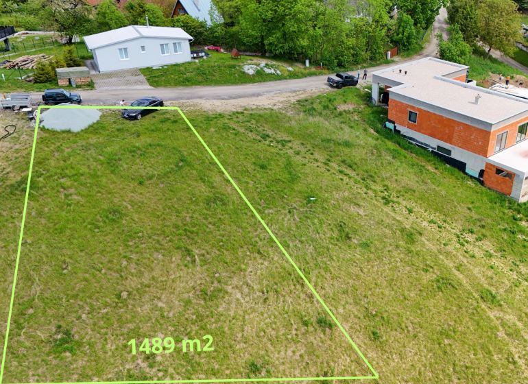 Telkek - lakóövezet Turcsány-Jászon, 1489 m² az út mellett családi házak között.