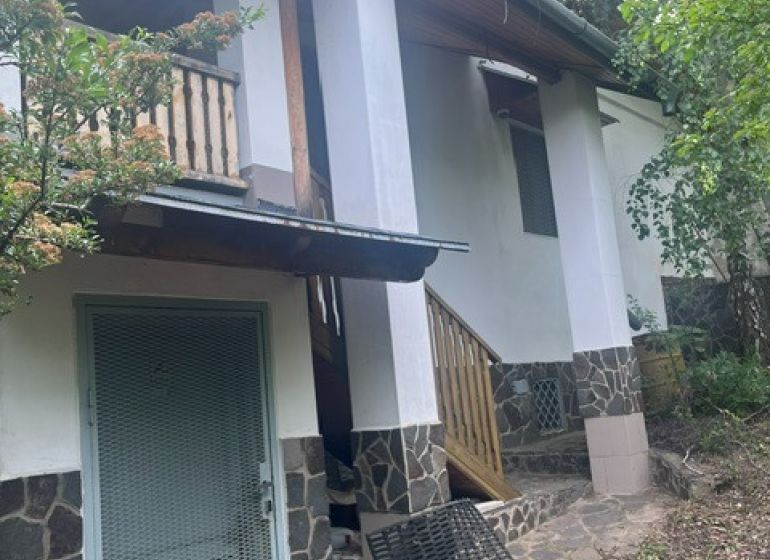 Ház Jablonov nad Turňou-ban, zölddel körülvéve, terasszal és kőburkolattal.
