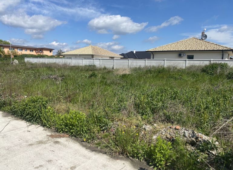 Telkek - lakóövezet Lehnicében, a Veľký Lég utcában, füves területtel és kerítéssel.
