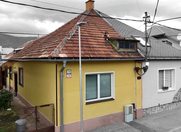 Családi ház Martinban ferde tetővel és sárga homlokzattal.