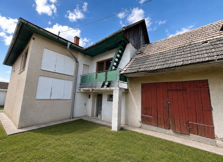 Családi ház a Na záhumnie utcában Hrochoťon, zöld gyepes kerttel.
