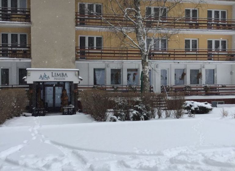 Szálloda és panzió Liptószentjánosban havas tetővel és külsővel.