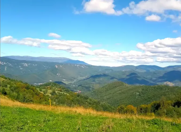 Dombos mezőgazdasági és erdőterületek tája Ratkó Bystroban a kék ég alatt.