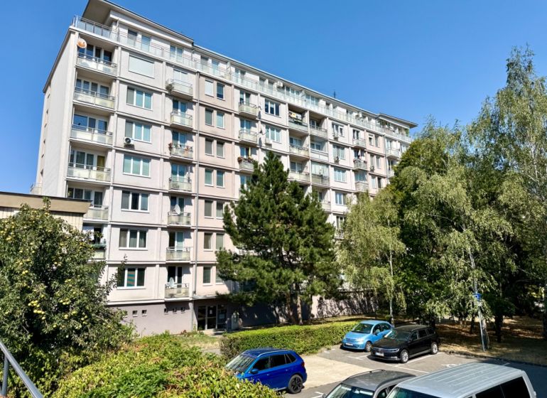 A Pozsonyi - Újváros Piešťanská utcában található lakóházat zöldterület és parkoló veszi körül.