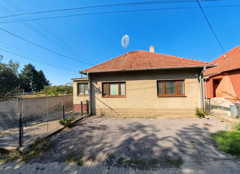 Családi ház az Iskola utcában, Tesárske Mlyňanyban, rendezett udvarral és kerítéssel.