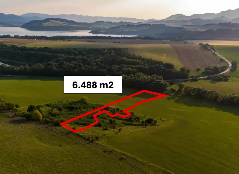 Különleges ingatlanok panorámája Liptovský Trnovecben, 6 488 m² területtel.