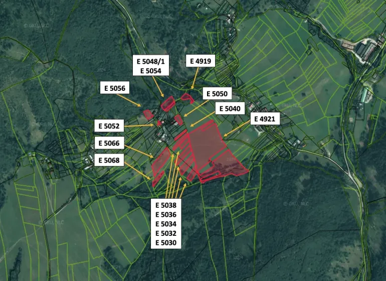 Mezőgazdasági és erdőterületek térképe Nová Bystrica község közelében, kiemelt parcellákkal.