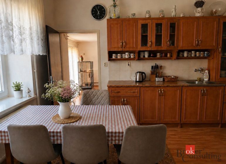 Kert a családi ház mellett az Agátová utcában, Gölnicbányán, gyepes területtel.