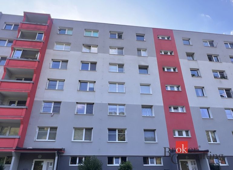 Hatemeletes lakóház Utekáčban, erkélyekkel és színes homlokzati részekkel.