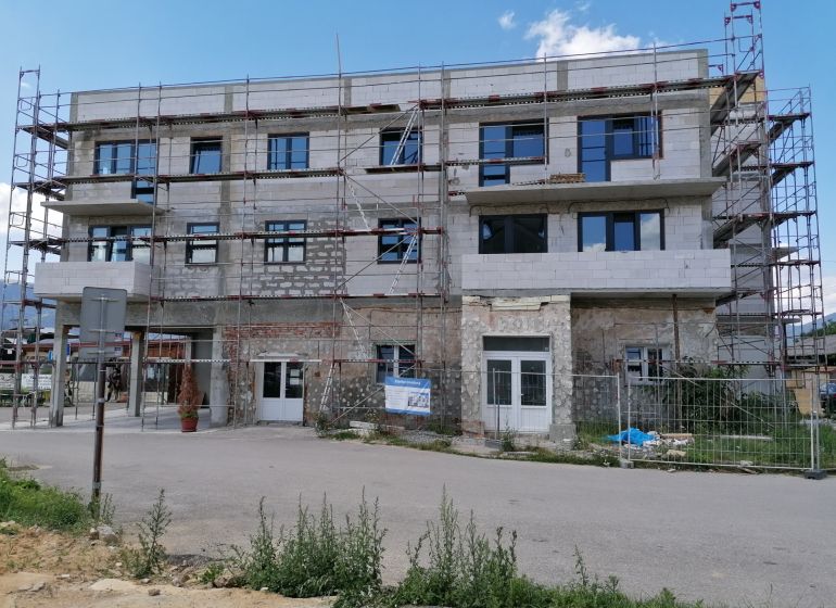 Felújítás alatt álló épület Tomčany utcában, Martinban, 3 szobás lakások számára.