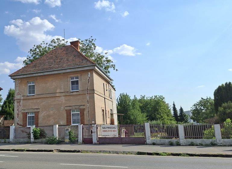 Családi ház a Vráble-i Levická utcában régebbi téglás külsővel.